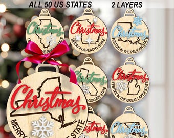 Pode incluir: Enfeites de Natal de madeira com contornos de estados e a palavra "Christmas" em várias cores. Cada enfeite inclui frases específicas do estado. Projetados para corte a laser, com o texto "DIGITAL LASER CUT FILES" no topo. O texto diz "ALL 50 US STATES".