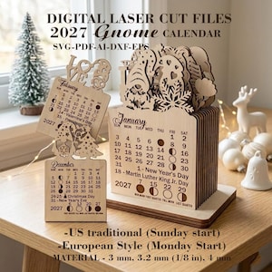 Peut inclure: Calendrier Gnome 2027 en bois avec détails découpés au laser. Le calendrier présente les mois de l'année, avec un design de gnome décoratif. Le calendrier est en bois et comprend le texte "DIGITAL LASER CUT FILES 2027 Gnome CALENDAR".