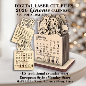 Pode incluir: Um calendário Gnome 2026 em madeira com detalhes cortados a laser. O calendário apresenta páginas mensais com datas, feriados e fases da lua. O design inclui figuras de gnomos, corações e uma árvore de Natal. Feito de material de 3 mm, 3,2 mm e 4 mm.