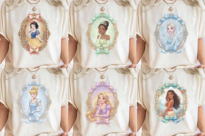 K&ouml;nnte beinhalten: Eine Kollektion von sechs cremefarbenen T-Shirts, die jeweils eine andere illustrierte weibliche Figur zeigen, eingerahmt in einen verzierten ovalen Rahmen mit einer Schleife. Die Motive umfassen Schneewittchen, Tiana, Elsa, Cinderella, Rapunzel und Moana.