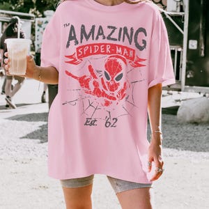 Vintage Amazing Spider-Man Comfort Colors Shirt, Retro Marvel Comics Cover Tee, MCU Fan Gift, Pink Spiderman Graphic Shirt, Marvel Trip Tee. imagem 5