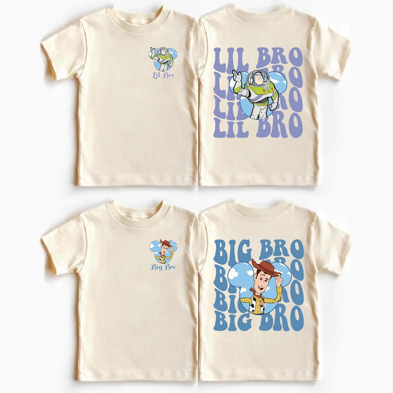 Pu&ograve; includere: Quattro magliette color crema con personaggi dei cartoni animati. Due magliette hanno grafiche di Buzz Lightyear con il testo "Lil Bro", e due hanno grafiche di Woody con il testo "Big Bro". I disegni sono in blu e marrone.