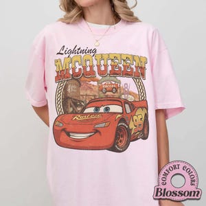 Camiseta Comfort Colors® Retro Disney Car Couple Shirt, Camiseta Lightning McQueen Sally, Camiseta Disney Couple Tee, Camiseta Radiator Springs, Camisetas Disney Trip. imagen 4