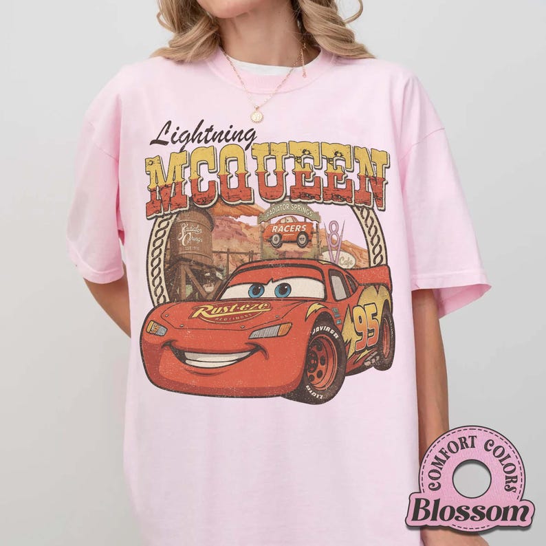 Camiseta Comfort Colors® Retro Disney Car Couple Shirt, Camiseta Lightning McQueen Sally, Camiseta Disney Couple Tee, Camiseta Radiator Springs, Camisetas Disney Trip. imagen 4
