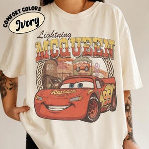 Camiseta Comfort Colors® Retro Disney Car Couple Shirt, Camiseta Lightning McQueen Sally, Camiseta Disney Couple Tee, Camiseta Radiator Springs, Camisetas Disney Trip. imagen 3