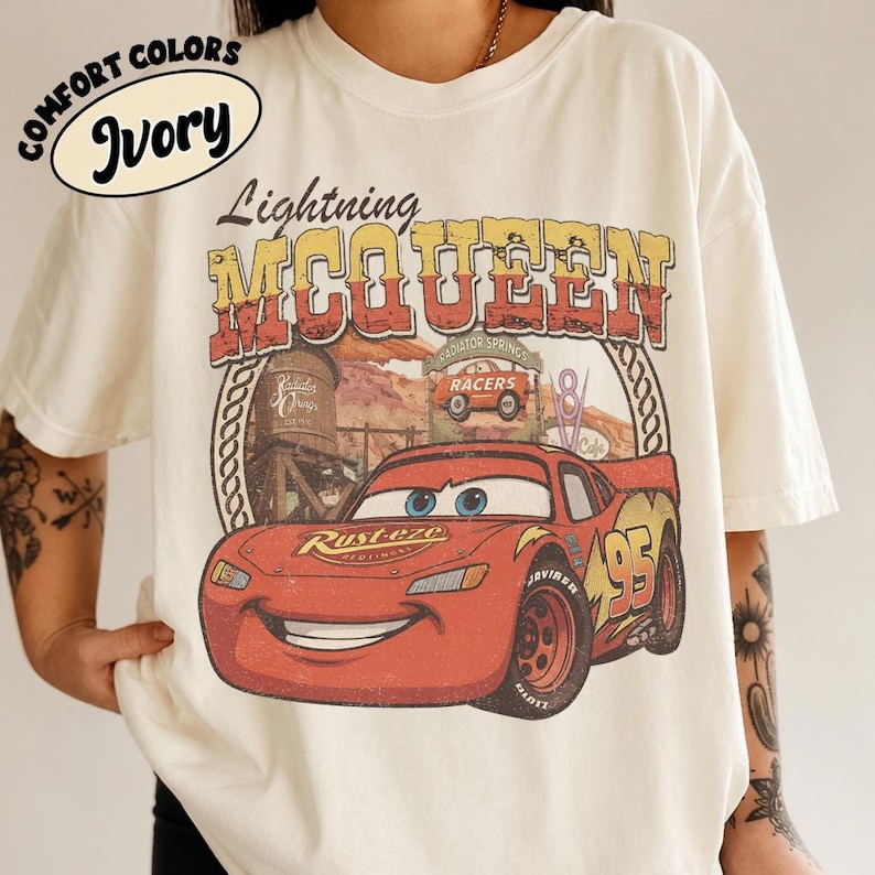 Camiseta Comfort Colors® Retro Disney Car Couple Shirt, Camiseta Lightning McQueen Sally, Camiseta Disney Couple Tee, Camiseta Radiator Springs, Camisetas Disney Trip. imagen 3