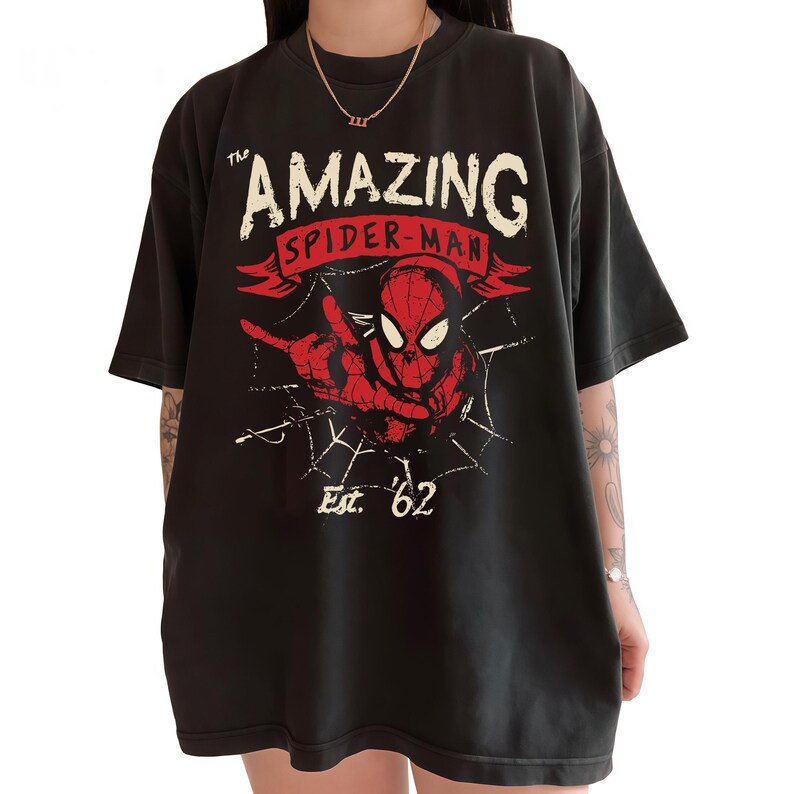 Vintage Amazing Spider-Man Comfort Colors Shirt, Retro Marvel Comics Cover Tee, MCU Fan Gift, Pink Spiderman Graphic Shirt, Marvel Trip Tee. imagem 3