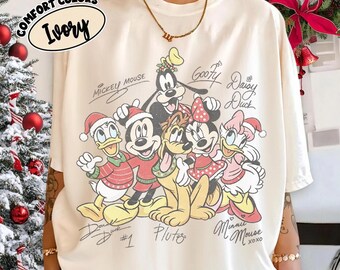 Camiseta navideña Comfort Colors Disney 2026, camiseta navideña vintage de Mickey y sus amigos, regalo ideal para viajes familiares a WDW con el lema "Muy Feliz Navidad".
