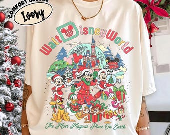 Camiseta navideña Comfort Colors de Walt Disney World, camiseta navideña de Mickey y sus amigos, viaje a Disney, mágica Navidad en familia en Disney.