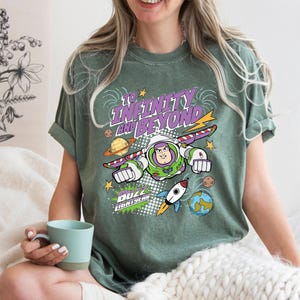 Camiseta retro de Buzz Lightyear: "To Infinity and Beyond", camiseta de Toy Story Pixar Disney, camiseta de Space Ranger, ideal para viajes familiares a Disneyland. imagen 3