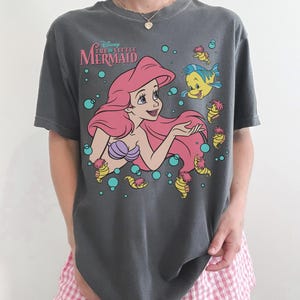 Retro The Little Mermaid Ariel Princess & Flounder Bubble Poster Disney T-Shirt, Gift For Her, Ariel Princess Tee, WDW Disneyland Girl Trip. bild 5
