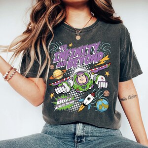 Puede incluir: Una taza de cer&aacute;mica blanca con un asa negra y el texto "But First, Coffee" en negro, con una fuente de estilo manuscrito. La taza est&aacute; sobre una superficie blanca.