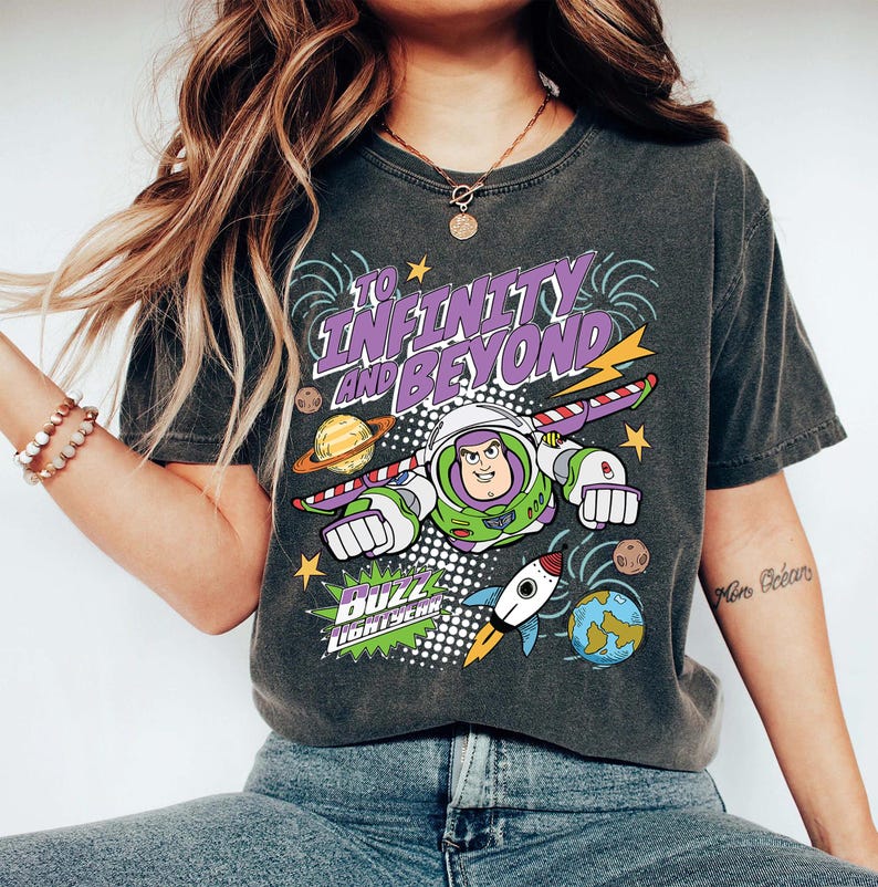 Puede incluir: Una taza de cer&aacute;mica blanca con un asa negra y el texto "But First, Coffee" en negro, con una fuente de estilo manuscrito. La taza est&aacute; sobre una superficie blanca.