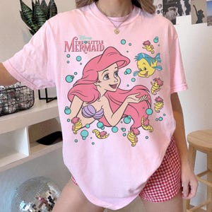 Retro The Little Mermaid Ariel Princess & Flounder Bubble Poster Disney T-Shirt, Gift For Her, Ariel Princess Tee, WDW Disneyland Girl Trip. bild 3