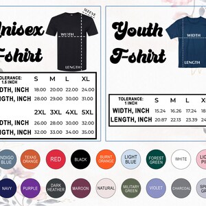 Pu&ograve; includere: Immagine che mostra tabelle delle taglie per t-shirt unisex e da bambino. La tabella unisex include misure di larghezza e lunghezza in pollici per le taglie S, M, L, XL, 2XL, 3XL, 4XL e 5XL. La tabella da bambino fornisce misure per le taglie S, M, L e XL. Sono visualizzate anche campioni di colore.