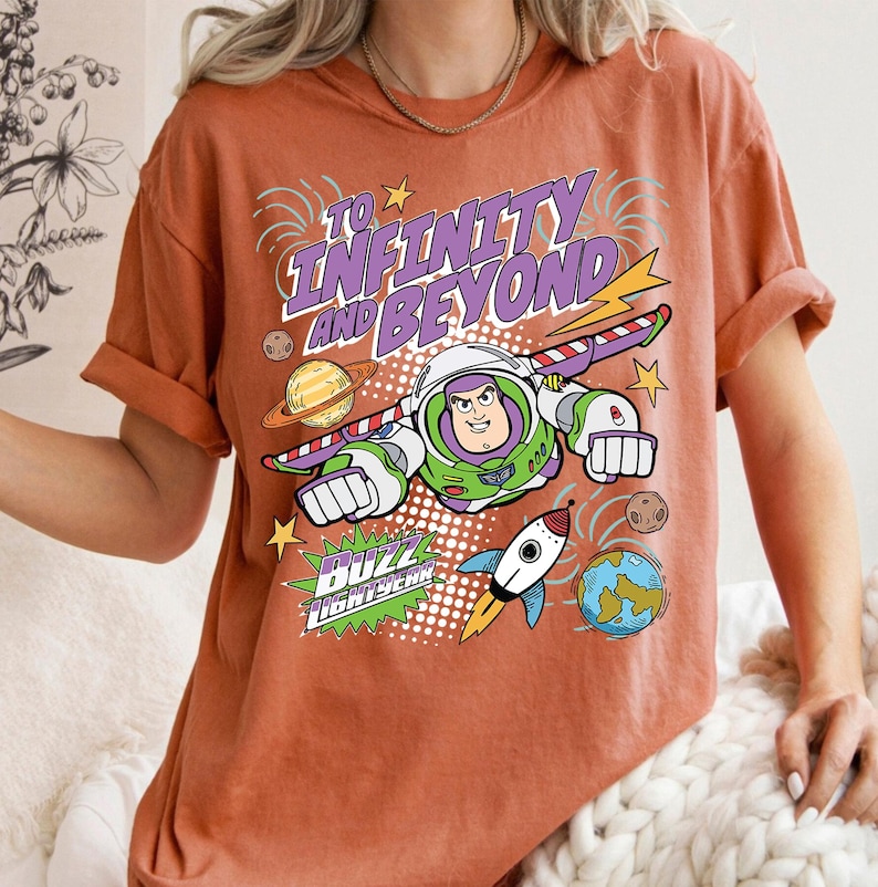 Puede incluir: Un letrero de madera r&uacute;stico con la frase "Welcome to our home" en letras blancas. El letrero presenta un acabado envejecido y un dise&ntilde;o sencillo y acogedor, ideal para un porche.