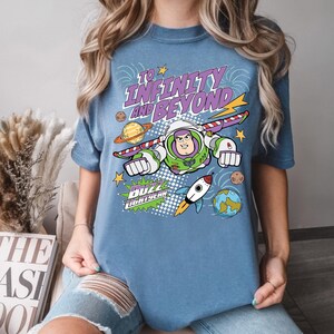 Puede incluir: Un conjunto de tres jarrones de cer&aacute;mica de diferentes alturas. Los jarrones son blancos con un dise&ntilde;o texturizado y acanalado. El jarr&oacute;n m&aacute;s alto mide aproximadamente 25 cm de alto, el mediano 20 cm y el m&aacute;s peque&ntilde;o 15 cm.