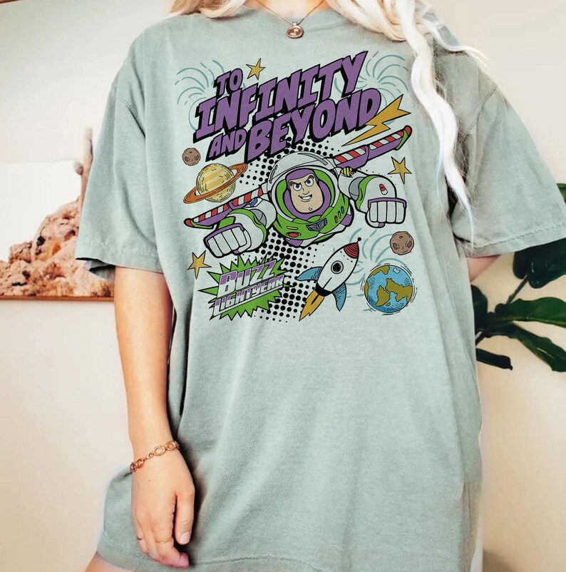 Puede incluir: Una taza de cer&aacute;mica blanca con un asa negra y el texto "But First, Coffee" en un estilo manuscrito. La taza est&aacute; sobre una superficie blanca. La taza mide 10 cm de alto.