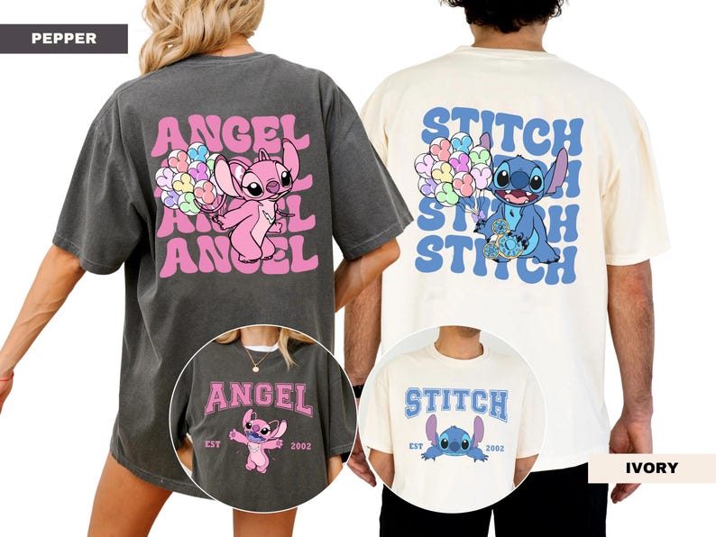 Puede incluir: Dos camisetas holgadas, una color pimienta y otra marfil, con personajes de dibujos animados. La camiseta color pimienta muestra "ANGEL" en rosa con un personaje rosa sosteniendo globos. La camiseta marfil muestra "STITCH" en azul con un personaje azul sosteniendo globos.