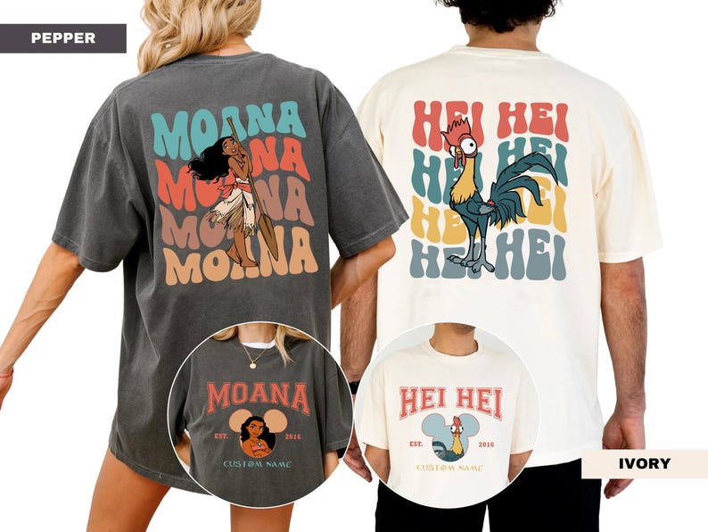 Puede incluir: Dos camisetas, una gris y otra crema, con gr&aacute;ficos. La camiseta gris presenta el texto "MOANA" y una ilustraci&oacute;n de personaje. La camiseta crema muestra el texto "HEI HEI" y una ilustraci&oacute;n de gallo. Ambas camisetas tienen texto adicional.