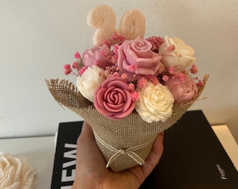 Ramo de flores de cera de colza hecho a mano, regalo de cumpleaños con el número de la edad, envuelto en yute marrón.