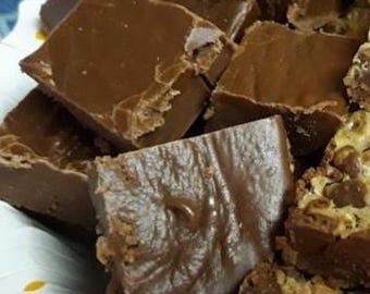 ¡Fudge de chocolate Blue Ribbon! 3 bloques grandes de 7,6 cm de grosor de un cremoso y suave fudge de chocolate que se derrite en la boca. ¡Envío rápido!