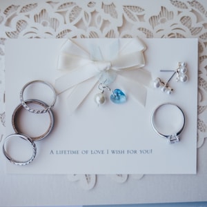 Presente para filha no dia do casamento - chá de panela - mãe para noiva - vestido de noiva charme - buquê de noiva charme - algo azul - mãe para noiva - esbranquiçado