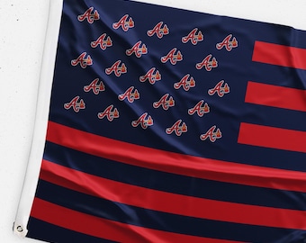 Puede incluir: Una bandera estadounidense azul y roja con el logotipo de los Atlanta Braves repetido en toda la bandera.