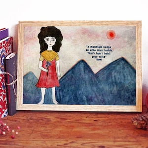 Puede incluir: Una pintura de acuarela enmarcada de una niña de pie frente a montañas con una cita de Rumi: "Una montaña guarda un eco profundo en su interior. Así es como sostengo tu voz."