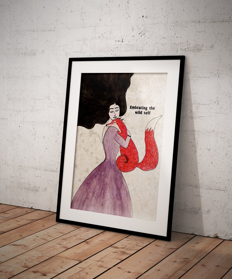 K&ouml;nnte beinhalten: Eine Aquarellillustration einer Frau mit langen dunklen Haaren, die einen roten Fuchs umarmt. Der Text "Embracing the wild self" ist in Schwarz &uuml;ber dem Fuchs geschrieben.