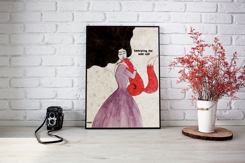 K&ouml;nnte beinhalten: Eine Schwarzwei&szlig;illustration einer Frau mit langen dunklen Haaren, die einen roten Fuchs umarmt. Der Text "Embracing the wild self" ist in Schwarz auf wei&szlig;em Hintergrund geschrieben.