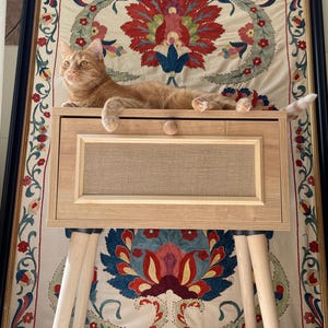 Houten bijzettafel, nachtkastje, salontafel met jute stoffen bekleding, designmeubels, woningdecoratie, vintage meubels, interieurtrends