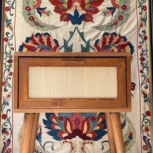 Nussbaumfarbener Holz Beistelltisch, Nachttisch, Kaffeetisch im Retro Stil mit Jutestoff bezogen, Wohndeko, Wohnungseinrichtung, Wohndesign