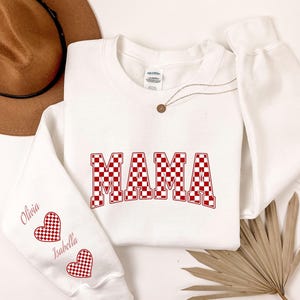 Camiseta de cuello redondo MAMA, camiseta de cuello redondo Mama Valentines, camiseta universitaria con letras para mamá, camiseta a cuadros para mamá, camisetas de cuello redondo para mamá, regalo para mamá, nombre personalizado