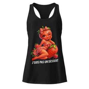 Peut inclure: Débardeur noir avec une femme fraise de dessin animé vêtue d'une tenue à pois rouges et d'un nœud. L'image comprend le texte "J'SUIS PAS UN DESSERT". Le motif est sur fond noir.