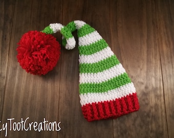 Cappello da elfo per neonato all'uncinetto: costume natalizio a righe con pompon