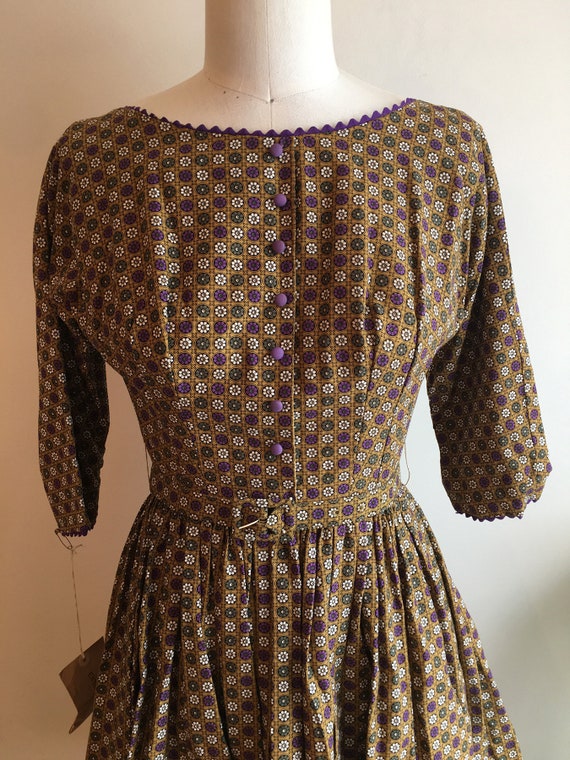 1950s vintage fit and flare day dress. Tiled flowe