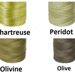 Peut inclure: Quatre bobines de fil de diff&eacute;rentes nuances de vert : Chartreuse, P&eacute;ridot, Olivine et Olive. Chaque bobine est bien enroul&eacute;e, avec les noms des couleurs affich&eacute;s en dessous. Id&eacute;al pour les projets de couture.