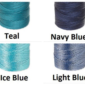 Peut inclure: Quatre bobines de cordon de diff&eacute;rentes nuances de bleu. Les couleurs sont le teal, le bleu marine, le bleu glacier et le bleu clair. Chaque bobine est &eacute;tiquet&eacute;e avec son nom de couleur en gras noir. Les cordons semblent &ecirc;tre bien enroul&eacute;s.