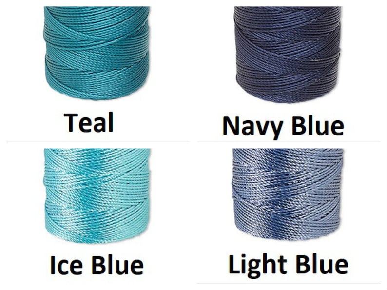 Peut inclure: Quatre bobines de cordon de diff&eacute;rentes nuances de bleu. Les couleurs sont le teal, le bleu marine, le bleu glacier et le bleu clair. Chaque bobine est &eacute;tiquet&eacute;e avec son nom de couleur en gras noir. Les cordons semblent &ecirc;tre bien enroul&eacute;s.
