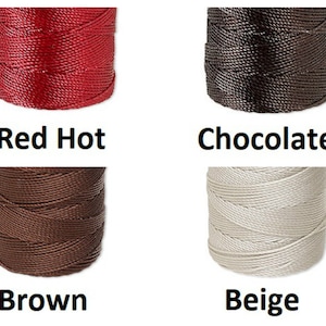 Peut inclure: Quatre bobines de fil de nylon dans les couleurs Rouge Chaud, Chocolat, Marron et Beige. Chaque bobine est bien enroul&eacute;e, mettant en valeur la texture et les variations de couleur. Les noms des couleurs sont affich&eacute;s en dessous.