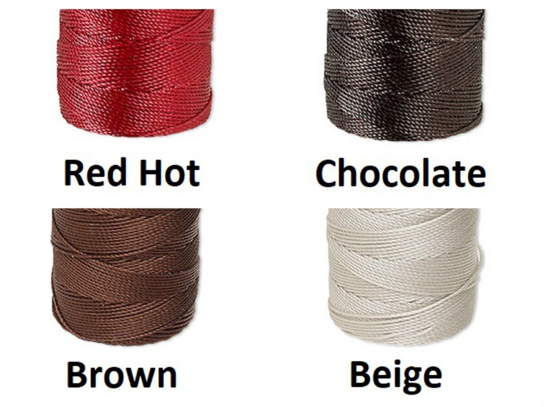 Peut inclure: Quatre bobines de fil de nylon dans les couleurs Rouge Chaud, Chocolat, Marron et Beige. Chaque bobine est bien enroul&eacute;e, mettant en valeur la texture et les variations de couleur. Les noms des couleurs sont affich&eacute;s en dessous.