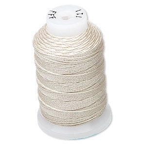 Op de afbeelding: Een spoel cr&egrave;mekleurig garen. De draad is strak gewikkeld rond een witte plastic spoel. De bovenkant van de spoel heeft kleine markeringen. De draad lijkt een lichte, neutrale kleur te hebben, geschikt voor diverse naaiprojecten.