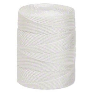 Peut inclure: Une bobine de fil blanc, &eacute;troitement enroul&eacute;e. Le fil est compos&eacute; de nombreux brins fins torsad&eacute;s, cr&eacute;ant une surface textur&eacute;e. La bobine est cylindrique et semble &ecirc;tre faite d'un mat&eacute;riau synth&eacute;tique, adapt&eacute; &agrave; divers projets de bricolage.