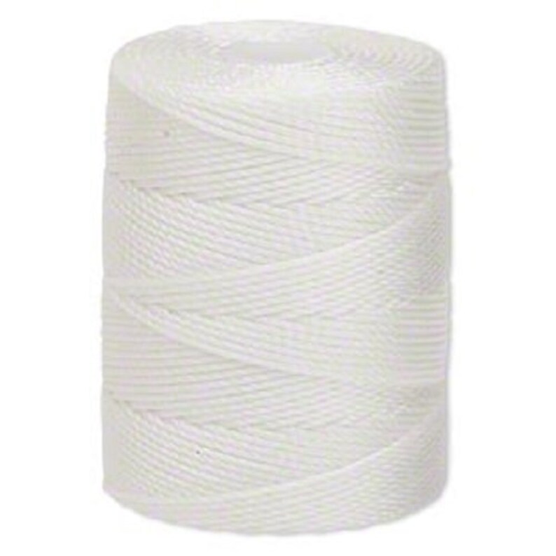 Peut inclure: Une bobine de fil blanc, &eacute;troitement enroul&eacute;e. Le fil est compos&eacute; de nombreux brins fins torsad&eacute;s, cr&eacute;ant une surface textur&eacute;e. La bobine est cylindrique et semble &ecirc;tre faite d'un mat&eacute;riau synth&eacute;tique, adapt&eacute; &agrave; divers projets de bricolage.