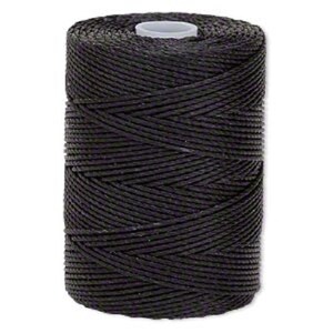 Peut inclure: Une bobine de fil de nylon noir, &eacute;troitement enroul&eacute;e et de forme cylindrique. Le fil est d'une couleur fonc&eacute;e unie, et la bobine a un noyau blanc. Ce fil convient &agrave; divers projets d'artisanat et de fabrication de bijoux.
