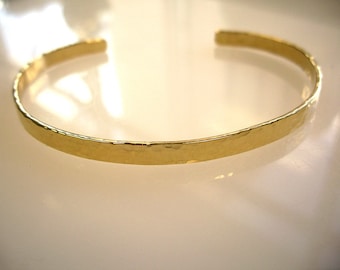 Brazalete con acabado martillado forjado a mano en oro macizo de 14 quilates