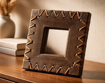 Espejo cuadrado de madera repujada Compton de Intercontinental Art Inc., año 2003.