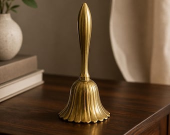 Sino de latão com cabo longo e afilado e borda recortada na base, 17,8 cm (7")