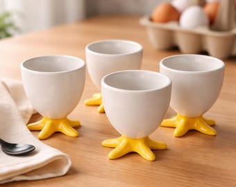 4 Hueveras Blancas con Patitas de Pollo Amarillas, Hueveras con Patitas de Pollo Cordon Bleu de BIA